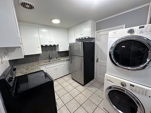 Granite counters, stackable washer and dryer, icemaker in fridge