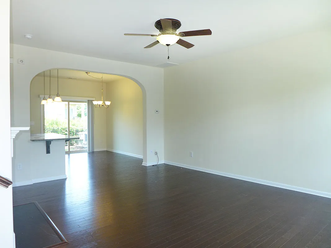 3 bed, 2.5 bath, 1321 sqft, $1,895 — Photo 3