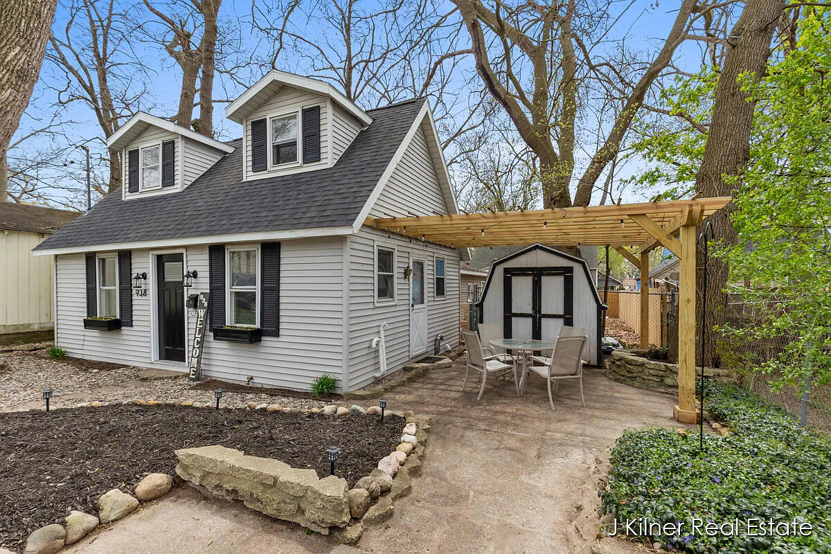 938 Hazen St SE photo 1