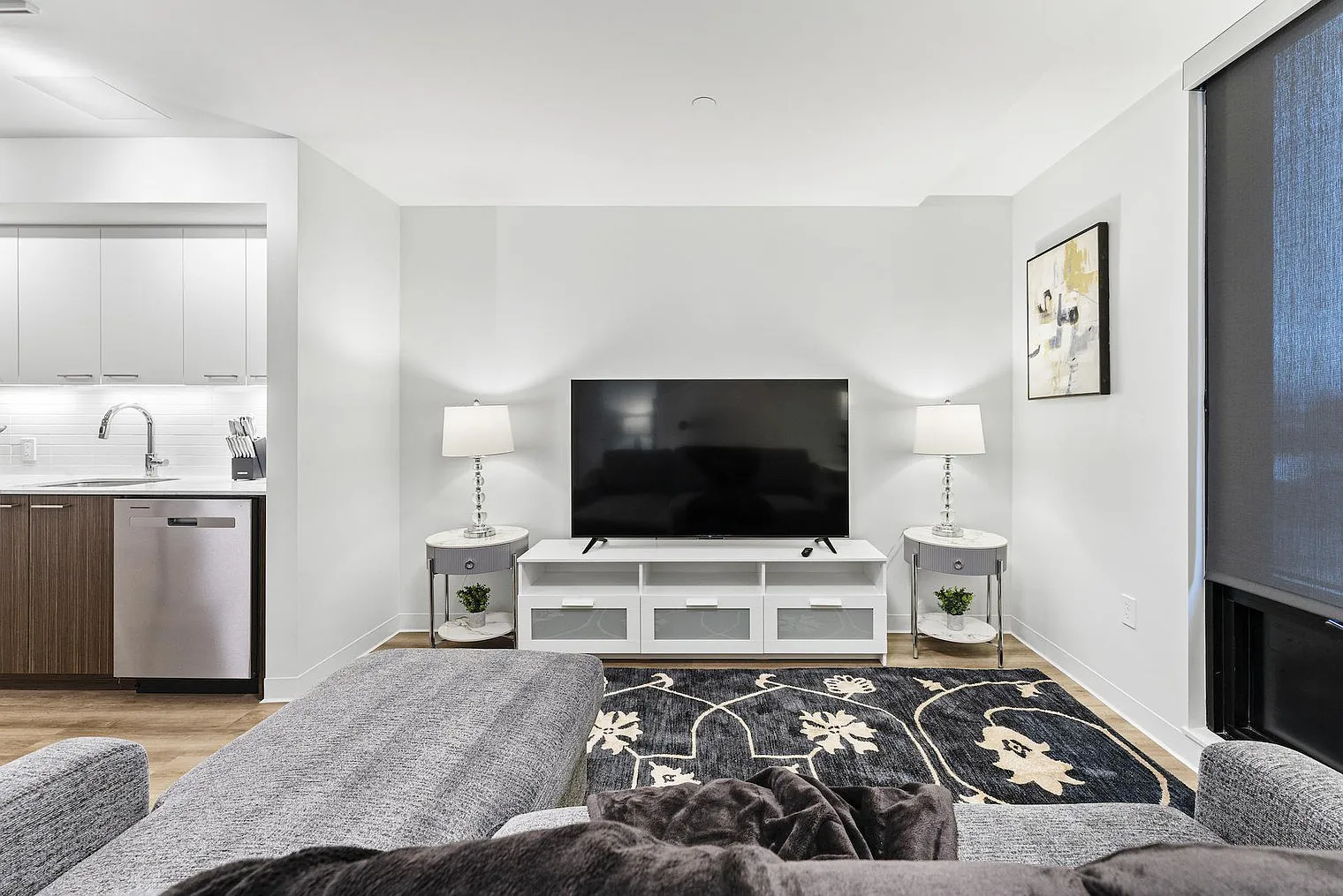 1 bed, 1.0 bath, 656 sqft, $3,744 — Photo 2