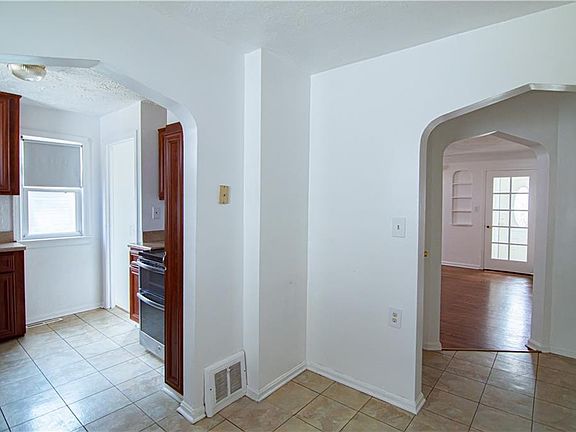 2nd image of 1437 Iroquois Ave