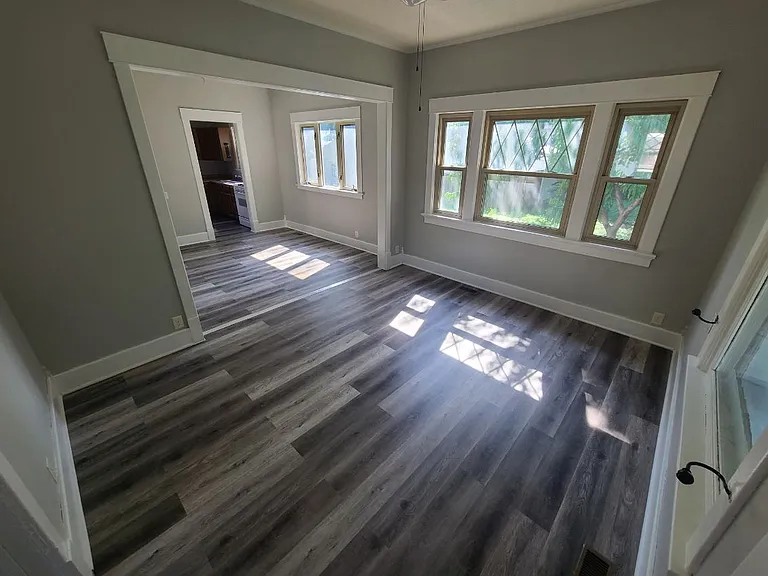 208 E Walnut St — Photo 3