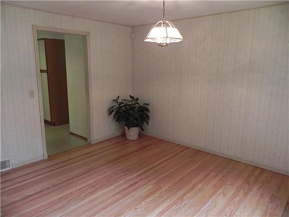 4th image of 42 Valley Green Dr