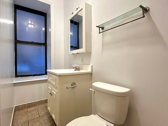 4th image of 2350 Broadway #230