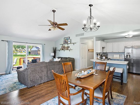 5th image of 465 Victoria Ln