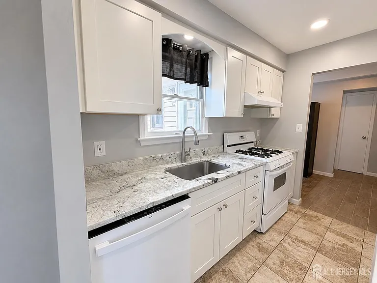 150 Patricia Ave — Photo 3