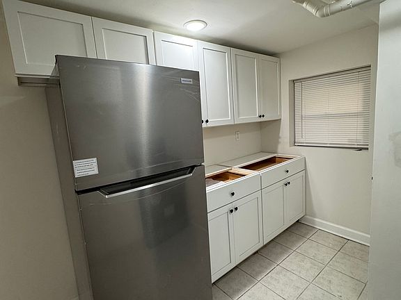 4th image of 2819 N Burling St #G1