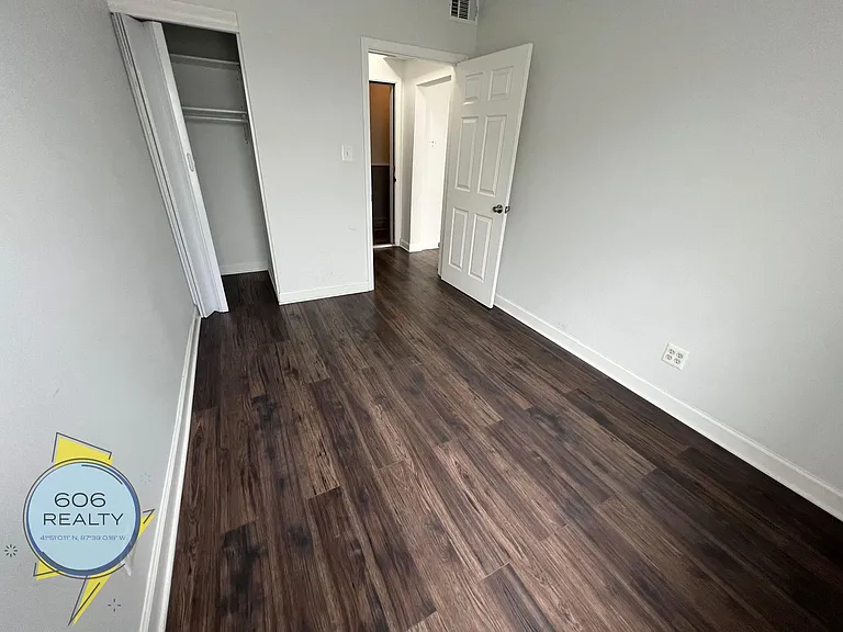 Charming Vintage Apartments in the Heart of Irving Park! — Photo 6