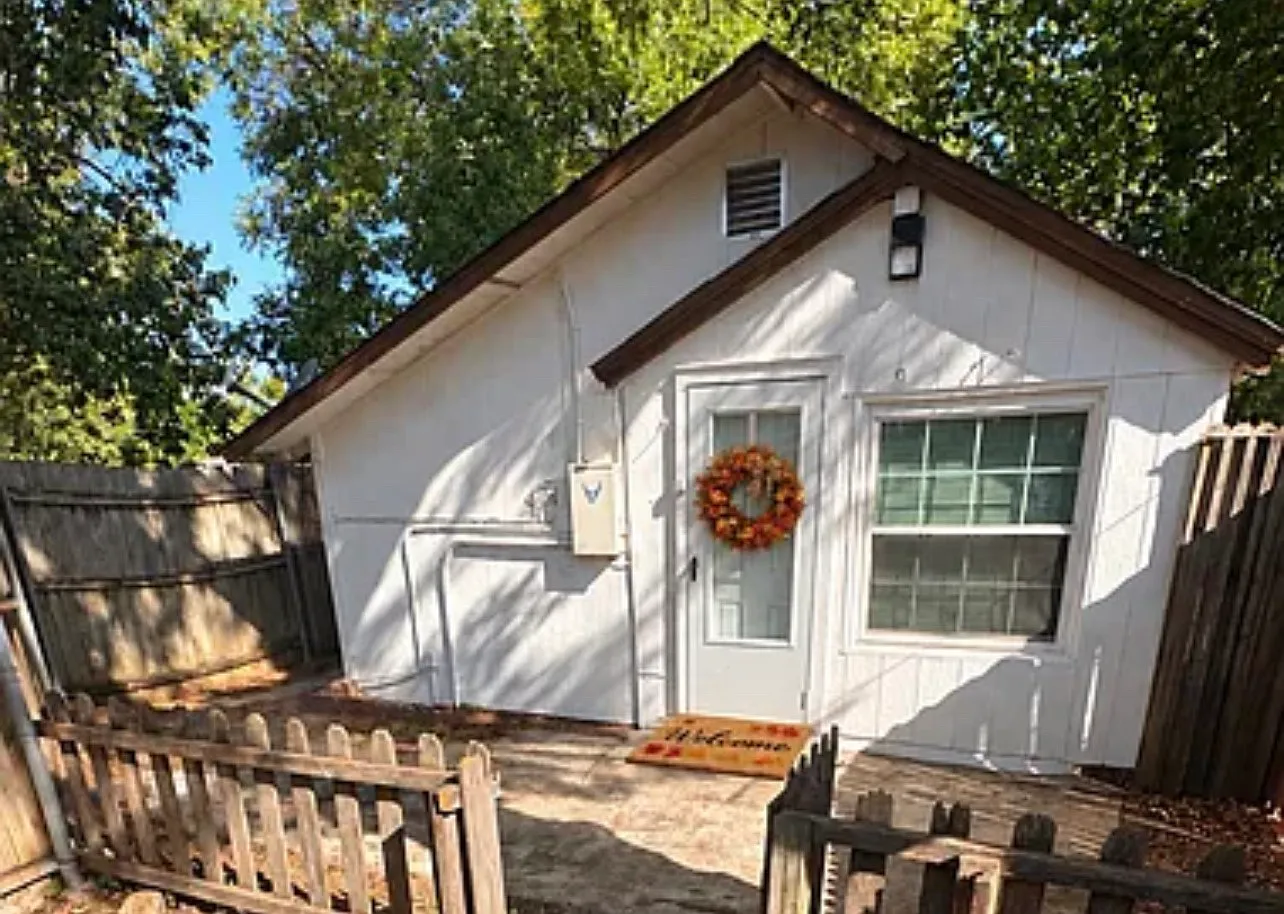 Studio, 700 sqft, $1,100 — Photo 1