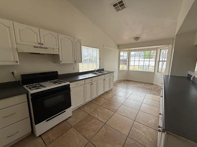 25210 Hazelwood Cir — Photo 13