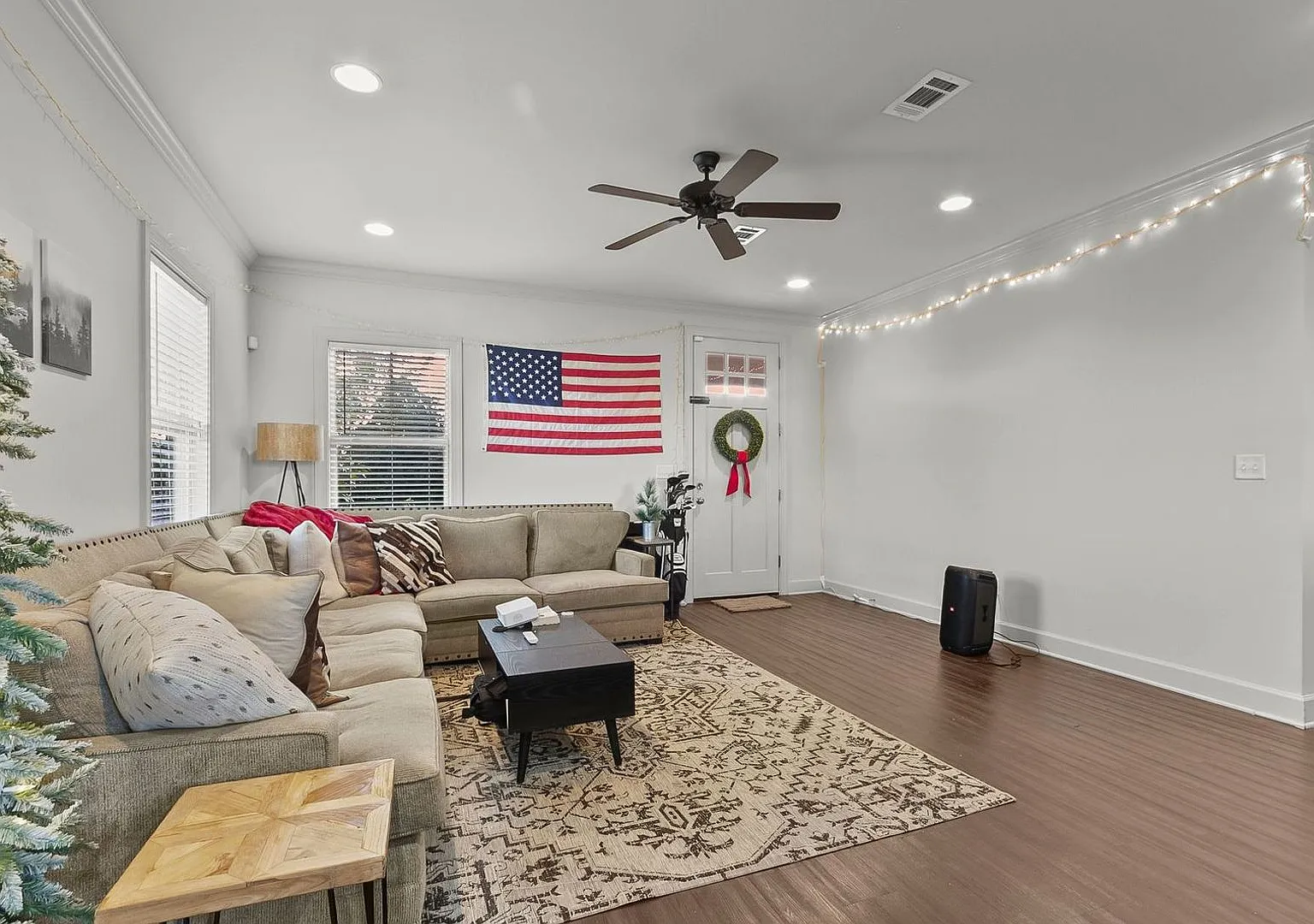Spacious 3 Bedroom 3.5 Baths Available for Fall 2026! Schedule your Showing and Apply Today! — Photo 3
