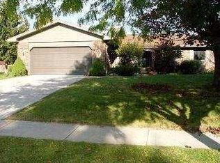 34 Applewood Dr, Oregon, OH 43616