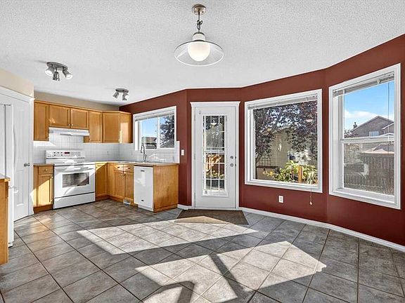 5th image of 155 N Tarington Grn NE