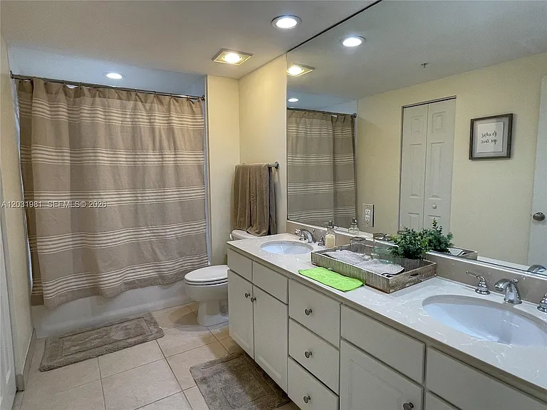 2000 N Bayshore Dr #525 — Photo 17