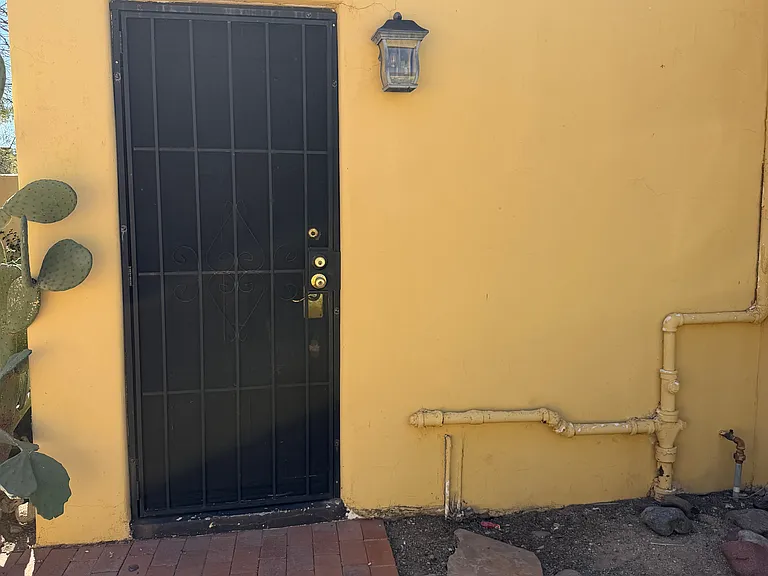 140 N Sierra Vista Dr — Photo 1