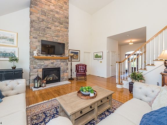 3rd image of 11 Woodcott Dr