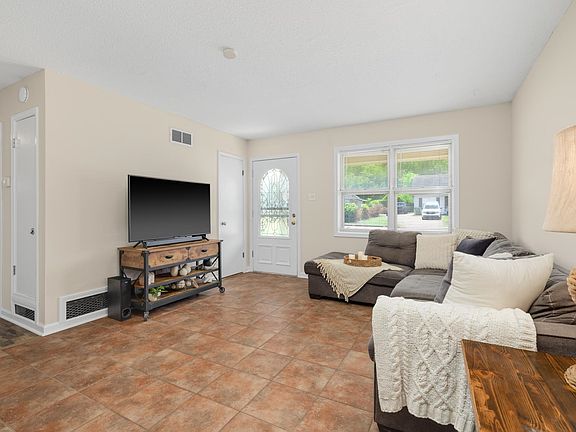 4th image of 7038 Saddlebrook Dr