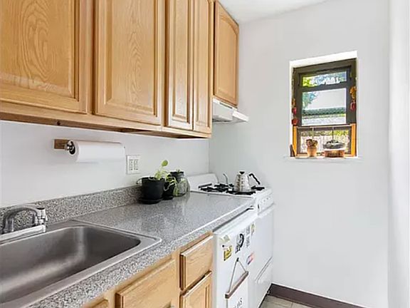 4th image of 303 E 10th St APT 3RB