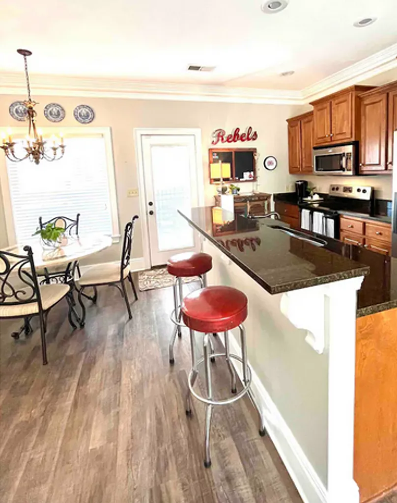 3 bed/3 bath Furnished/Unfurnished — Photo 3