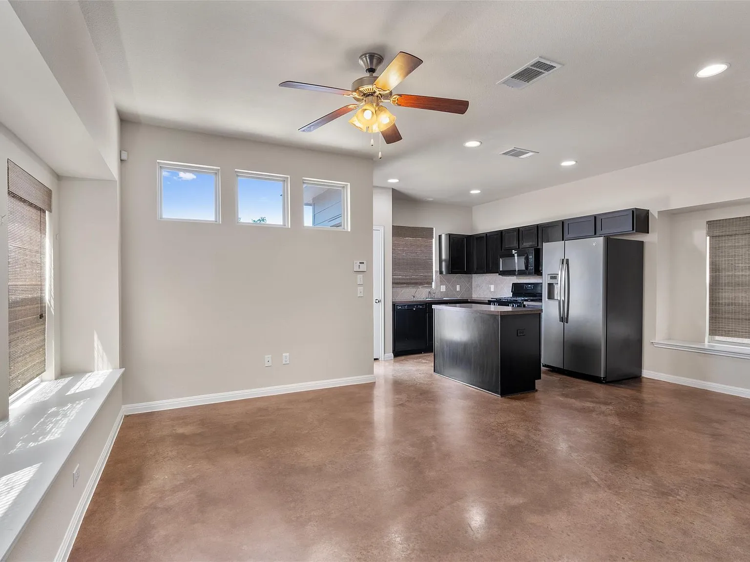 3 bed, 2.0 bath, 1408 sqft, $1,725 — Photo 2