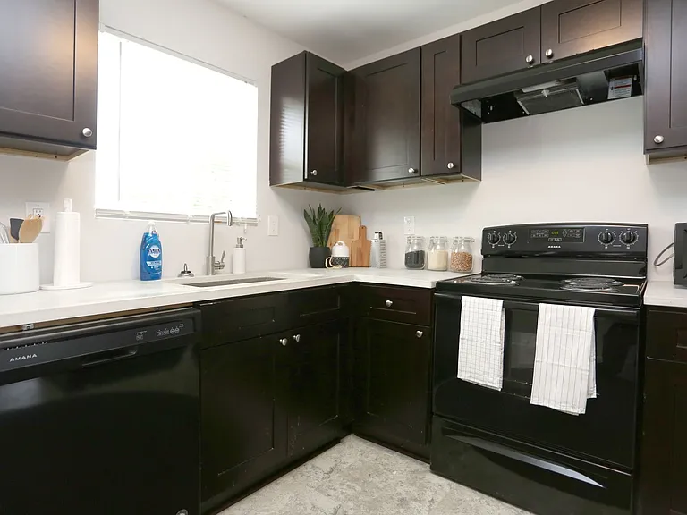 1073 Hollywood Rd NW — Photo 12