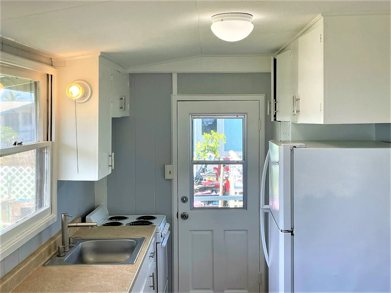 2 Bedrooms / 1 Bath With Ocean View — Photo 3