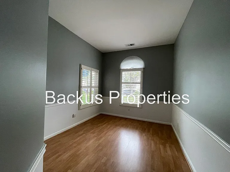 10 Elizabeth Cir — Photo 18