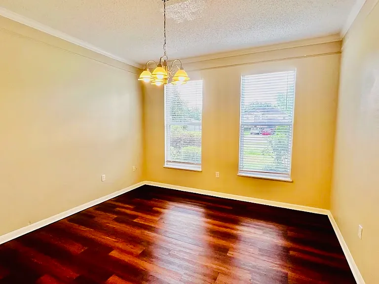 379 Pebble Ct — Photo 4