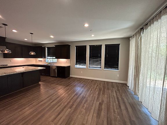 3rd image of 942 Woodbury Ln