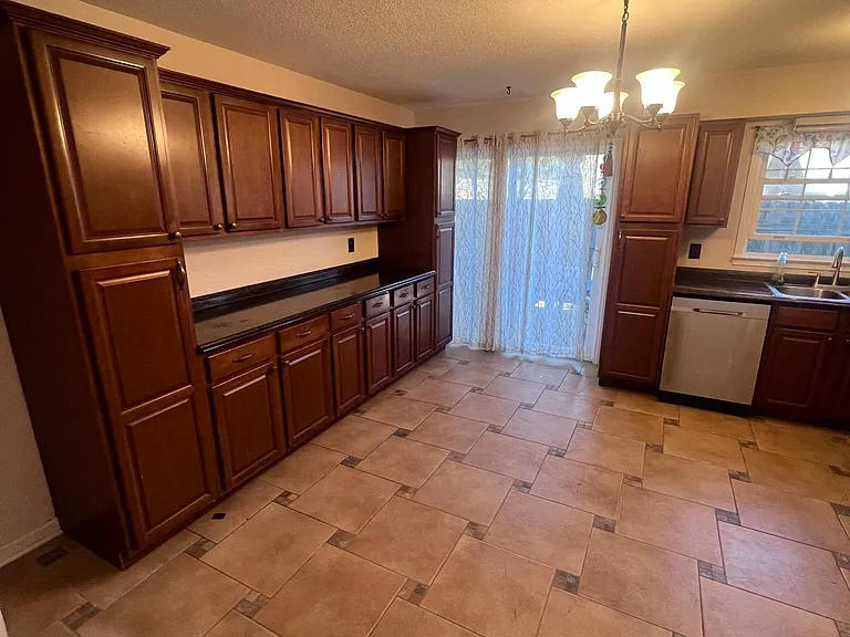 1233 Jamestown Ct — Photo 5