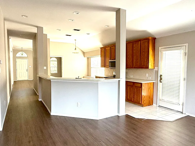 2075 Garden Crest Dr — Photo 9