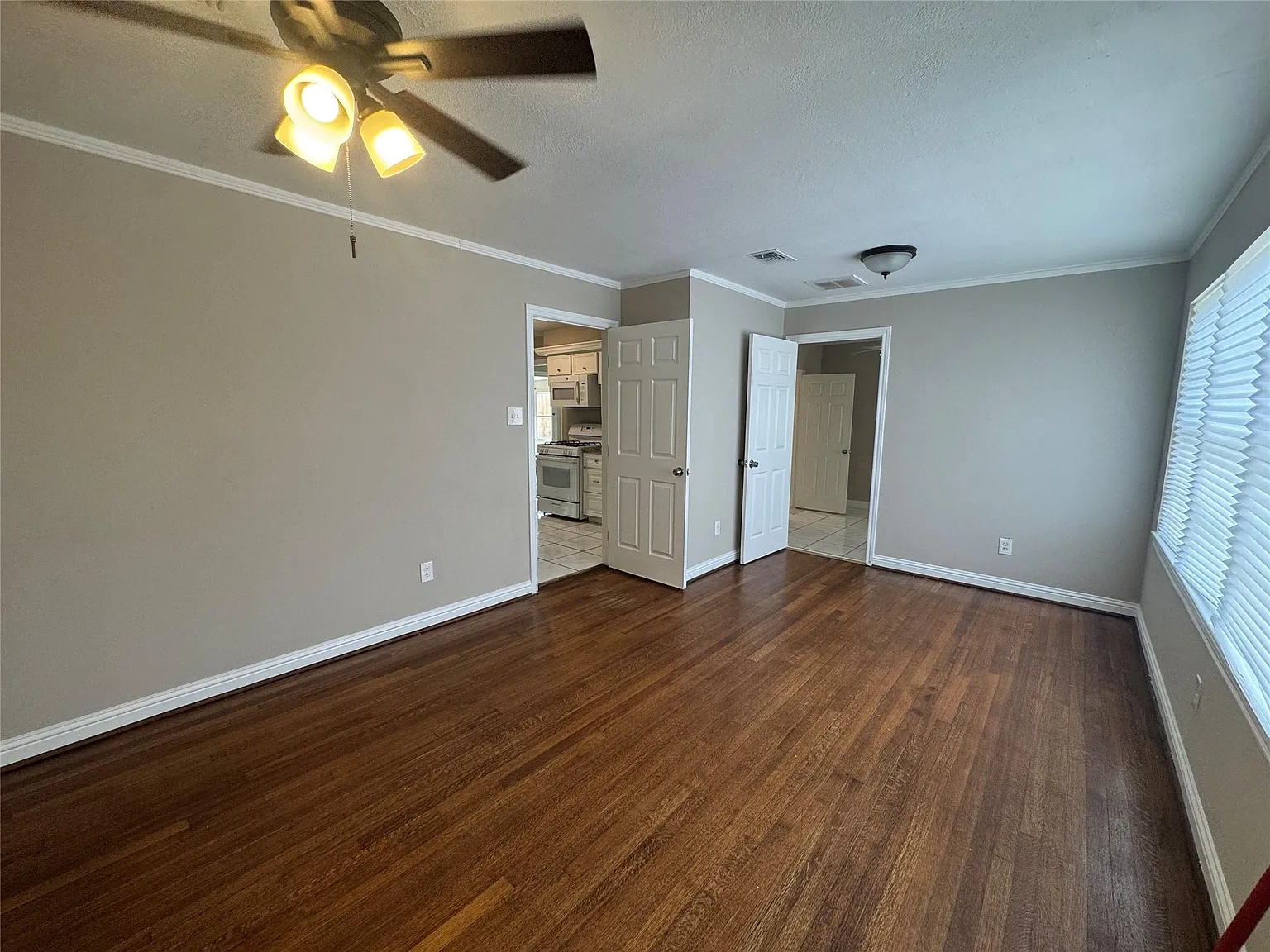 5 bed, 2.0 bath, 1768 sqft, $1,850 — Photo 2