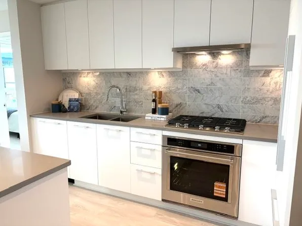 110 E 17th St #307, North Vancouver, BC V7M 1V4