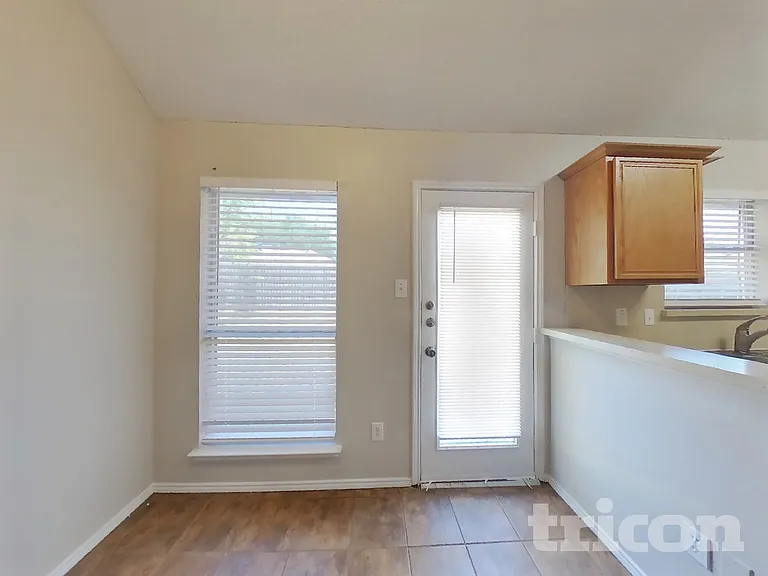 409 Roan Ln — Photo 5