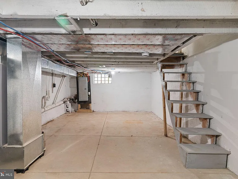 2151 E Stella St — Photo 32