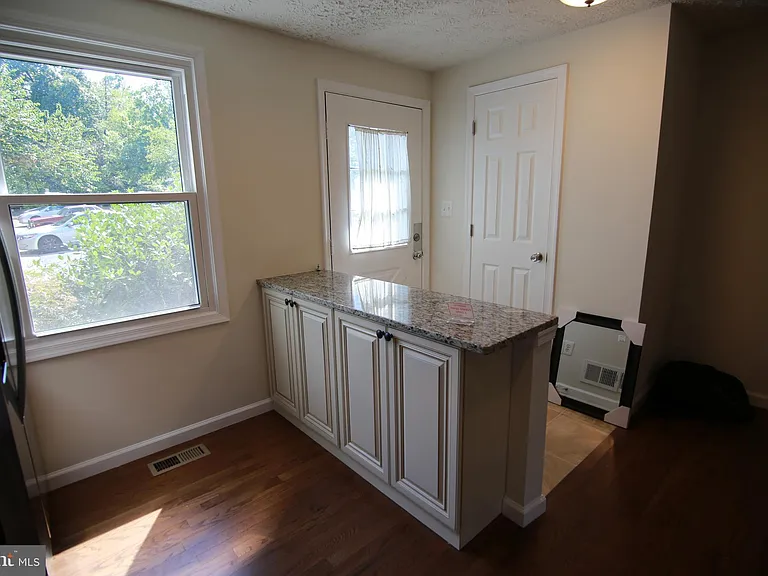 8070 Grandview Ct — Photo 2