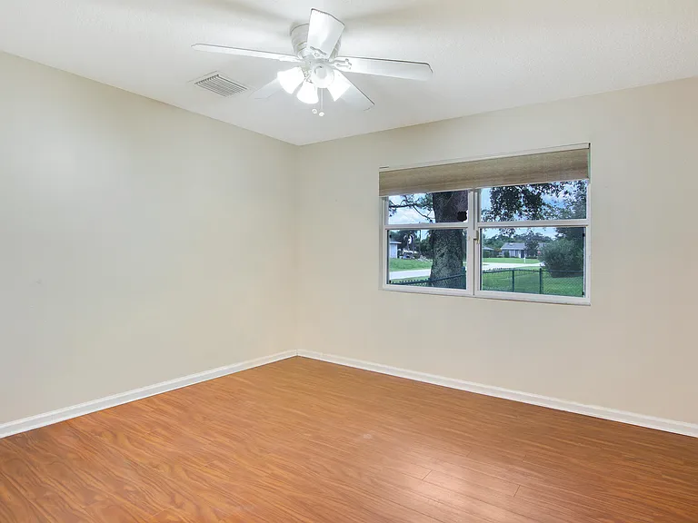 1198 SE Petunia Ave — Photo 4