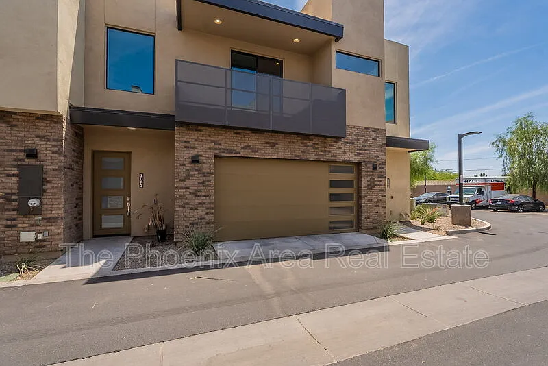 3 bed, 3.5 bath, 1928 sqft, $3,200 — Photo 3