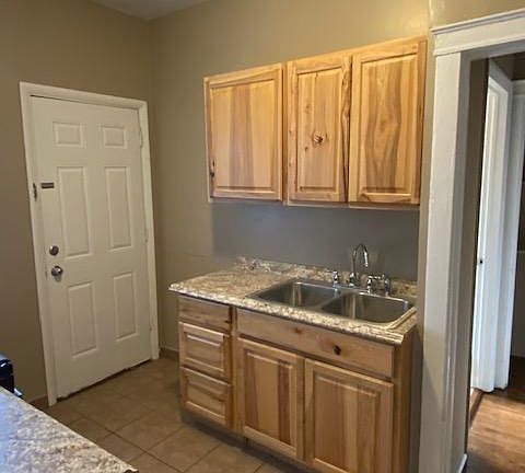 3rd image of 5320 N Winthrop Ave #2W