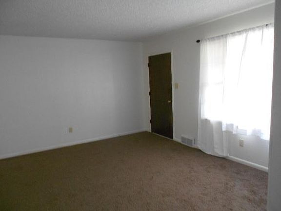 Livingroom/Entryway
