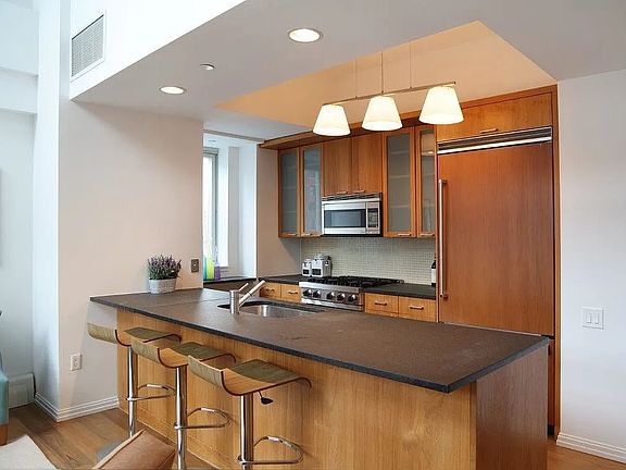 3rd image of 205 E 59th St #1903