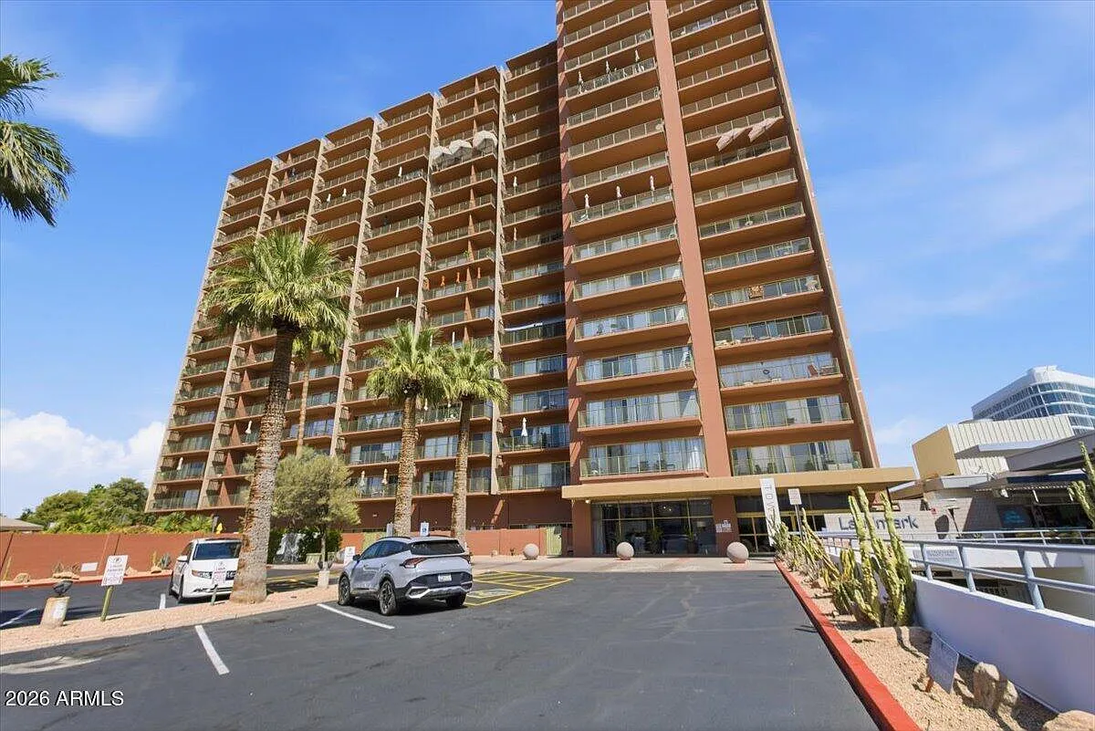 1 bed, 1.0 bath, 702 sqft, $2,000 — Photo 1