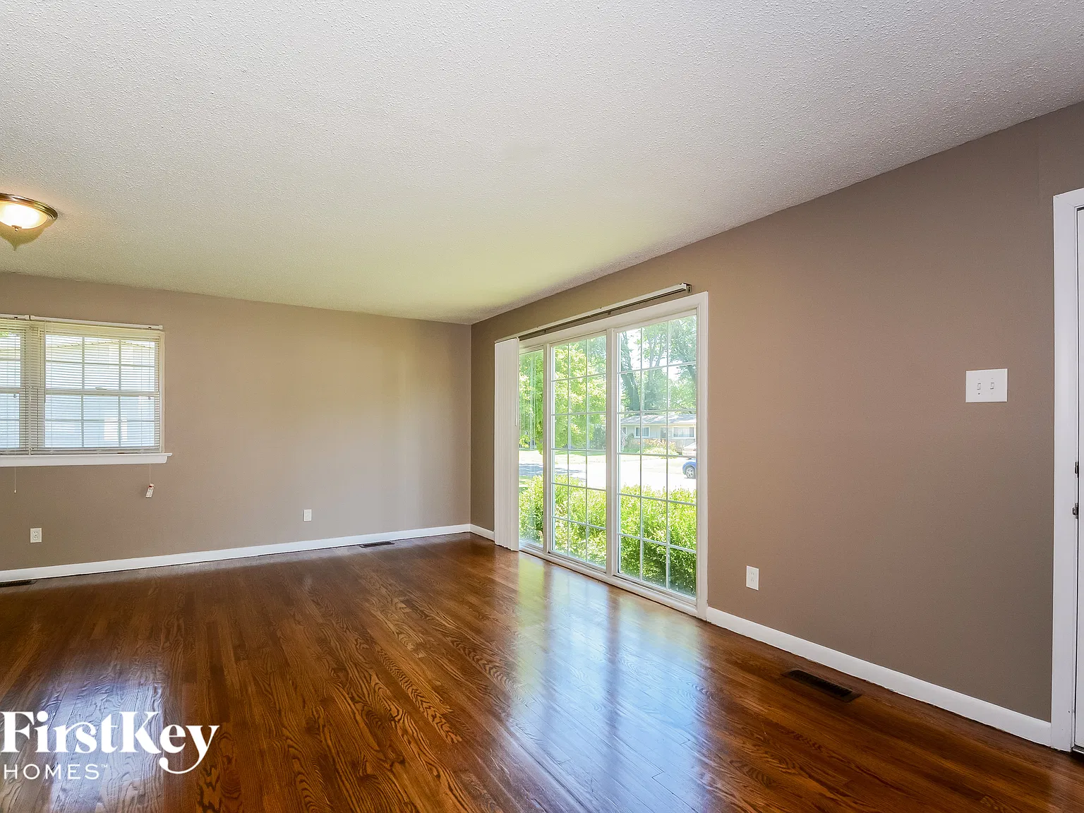 3 bed, 1.5 bath, 1092 sqft, $2,040 — Photo 3