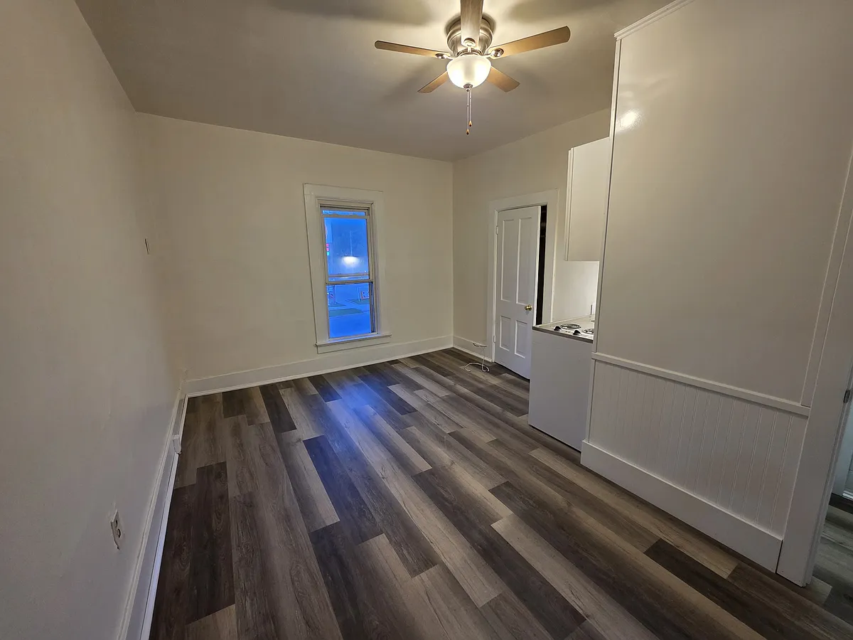 Building Photo - 221 S Mill St #5