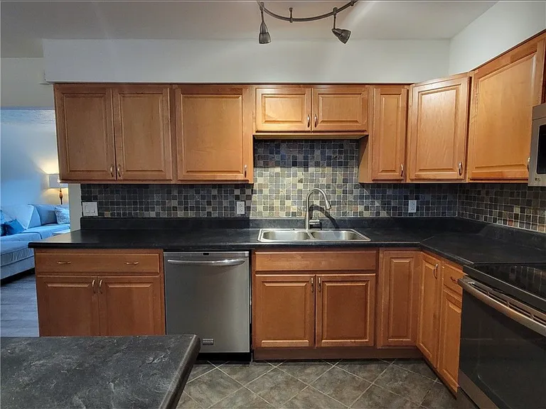 611 Broadhead Ave — Photo 10