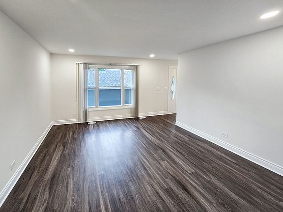 3rd image of 196 Applewood Ln