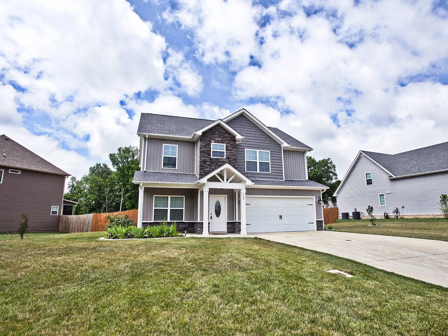 4 bed, 2.5 bath, 2014 sqft, $2,500 — Photo 2