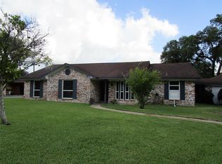 332 Petunia St, Lake Jackson, TX 77566