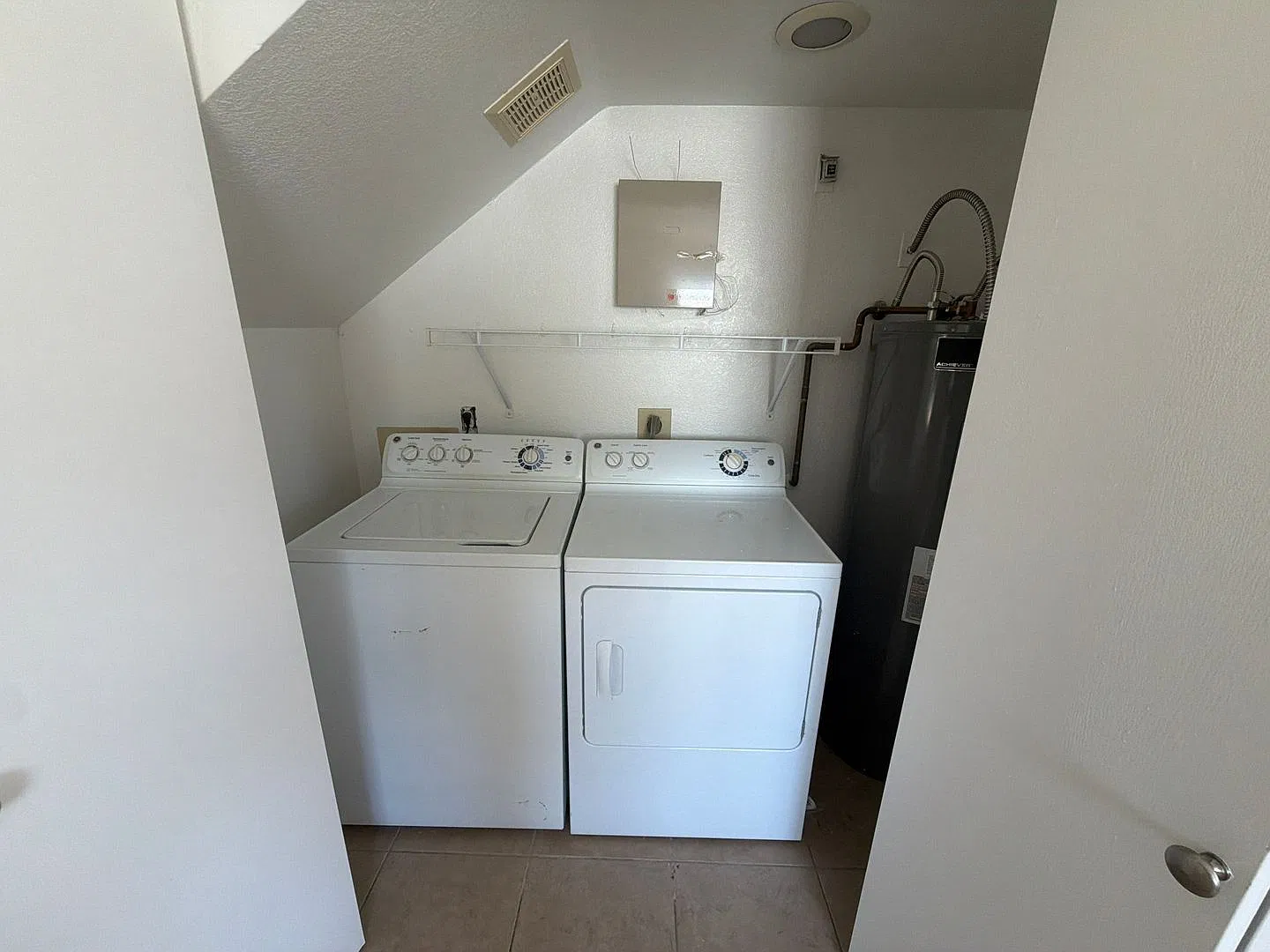 3 bed, 2.0 bath, 1356 sqft, $2,400 — Photo 4