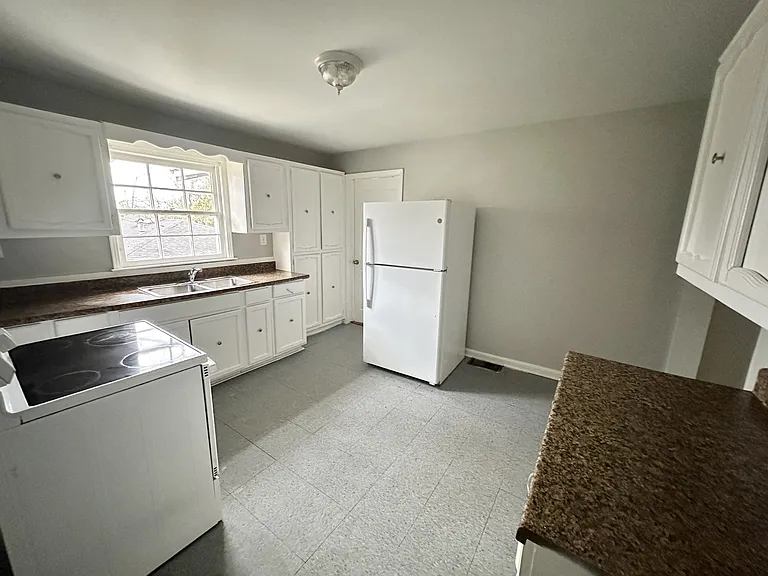 1076 Green St — Photo 4